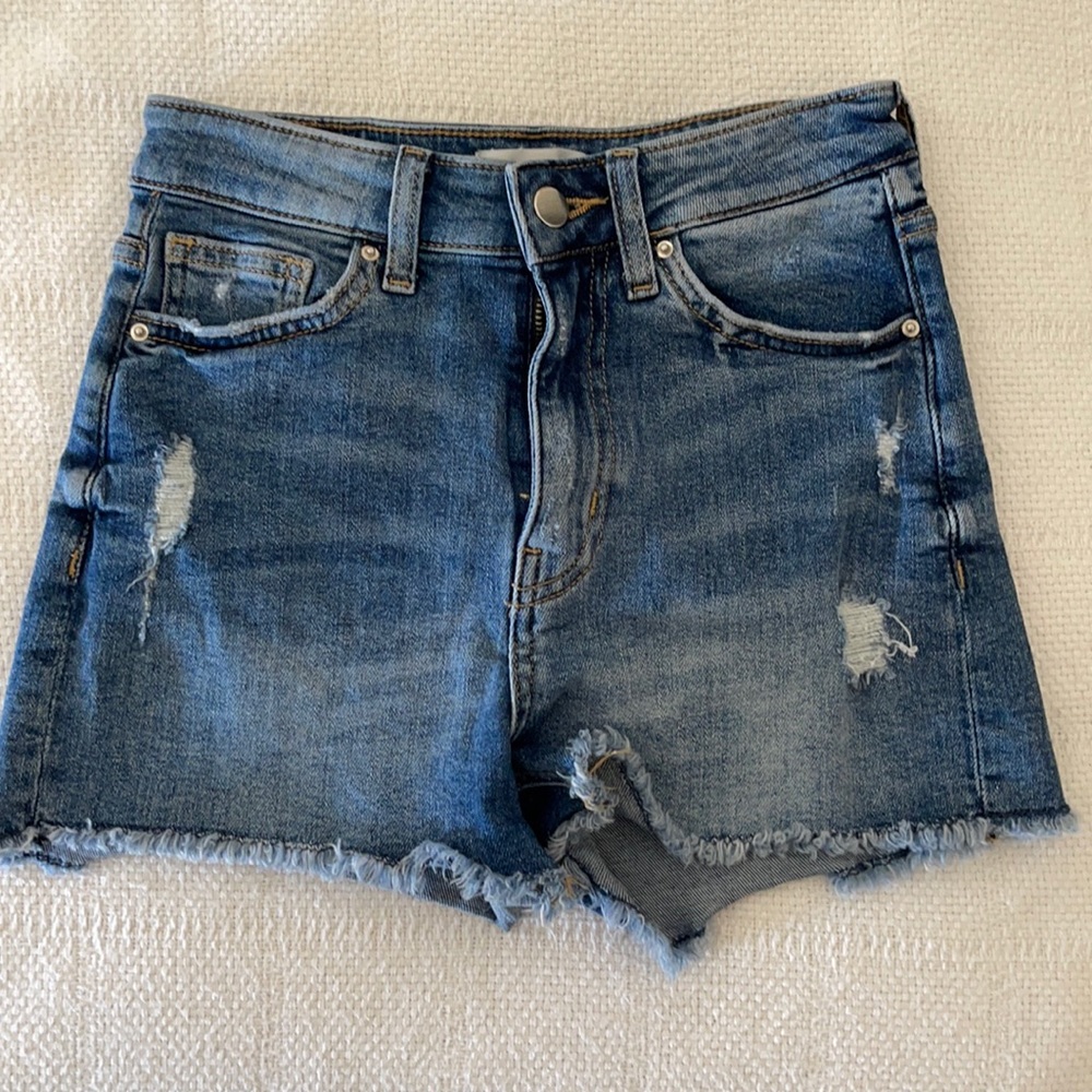 H&M women’s cut off jean shorts size 4 (34 Euro)